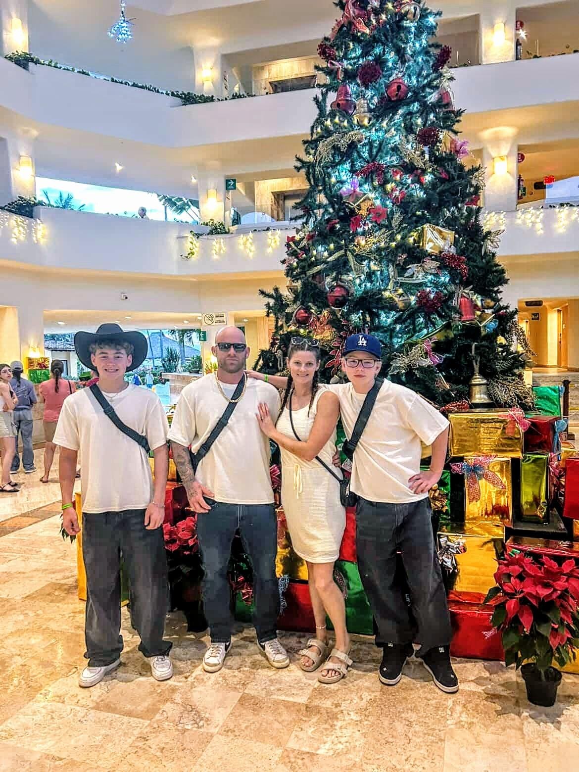 Lobby christmas tree set up