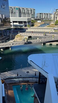 Schwimmbad und Aussicht vom Hotel