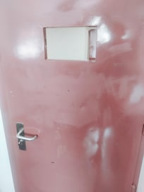 Gjennom denne luka kom jeg meg ut og fikk meg nogle pilsener nede i Pollen❣️