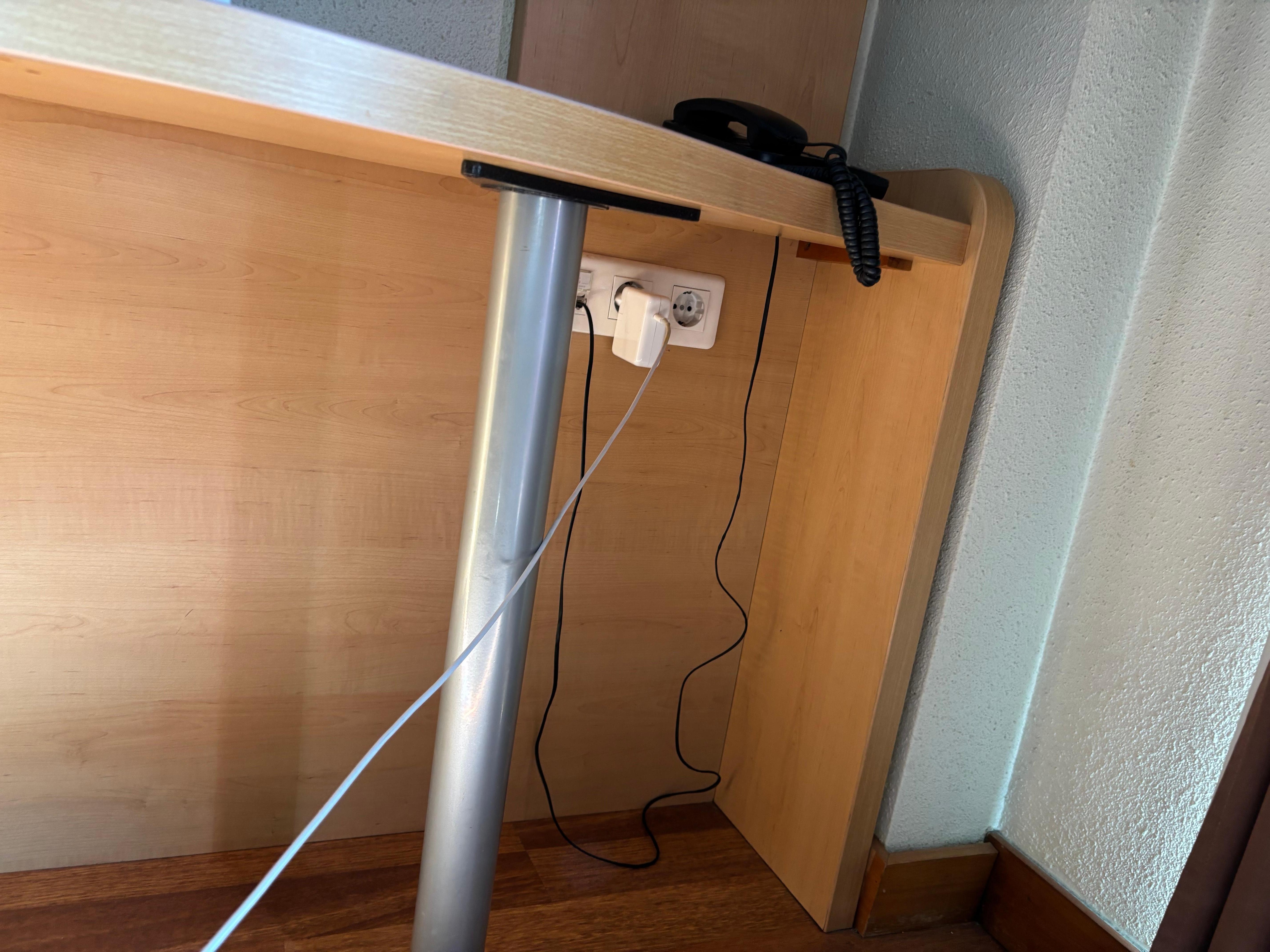 Prises sous le bureau 2