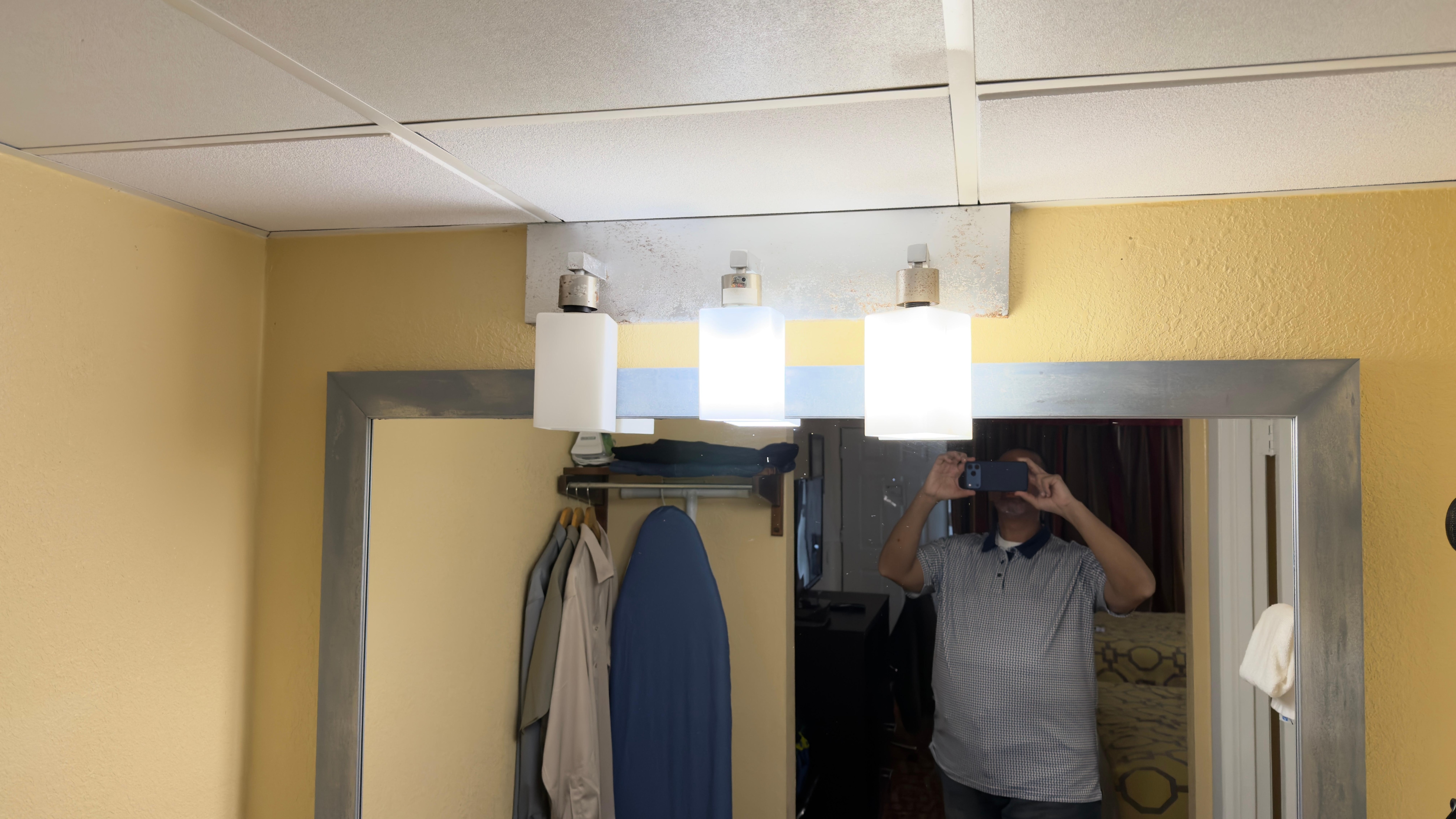 Lamps broken. You can also see the condition of the fixtures.