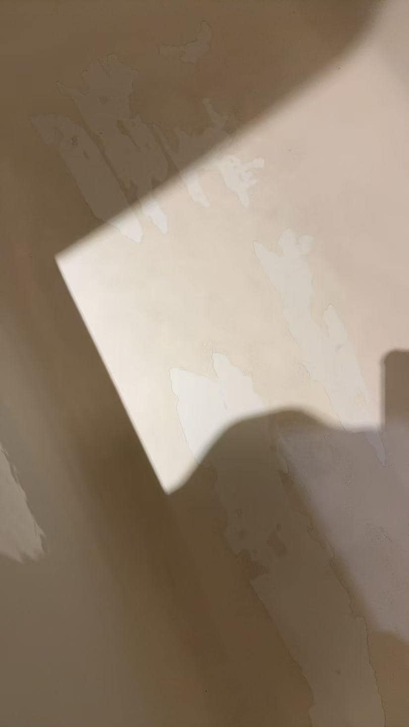 This is the bath tub. It's clean but too old.