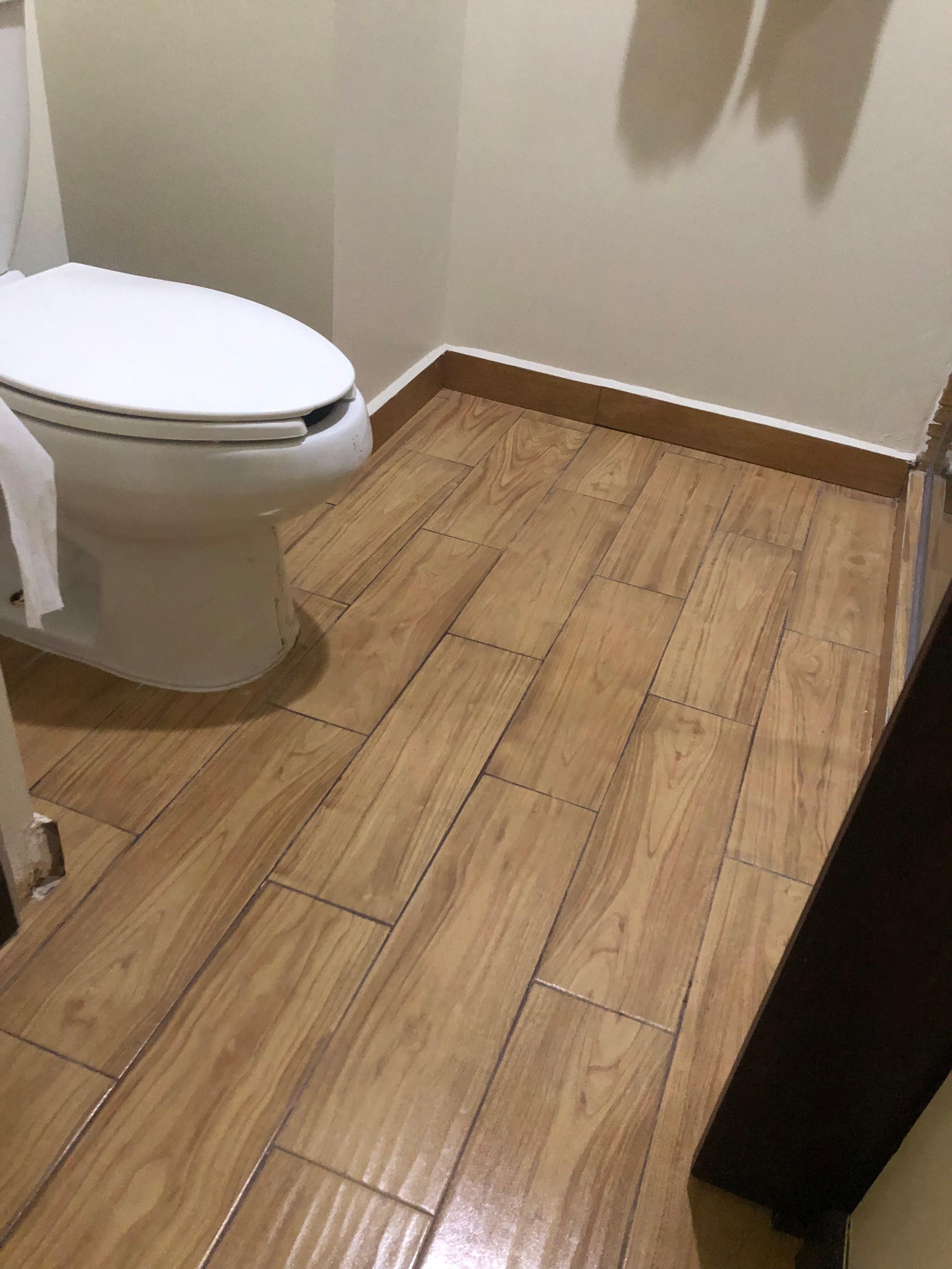 Baño SIN limpiar de forma correcta. Sin cumplir a los estándares que ellos mismos CACAREAN.