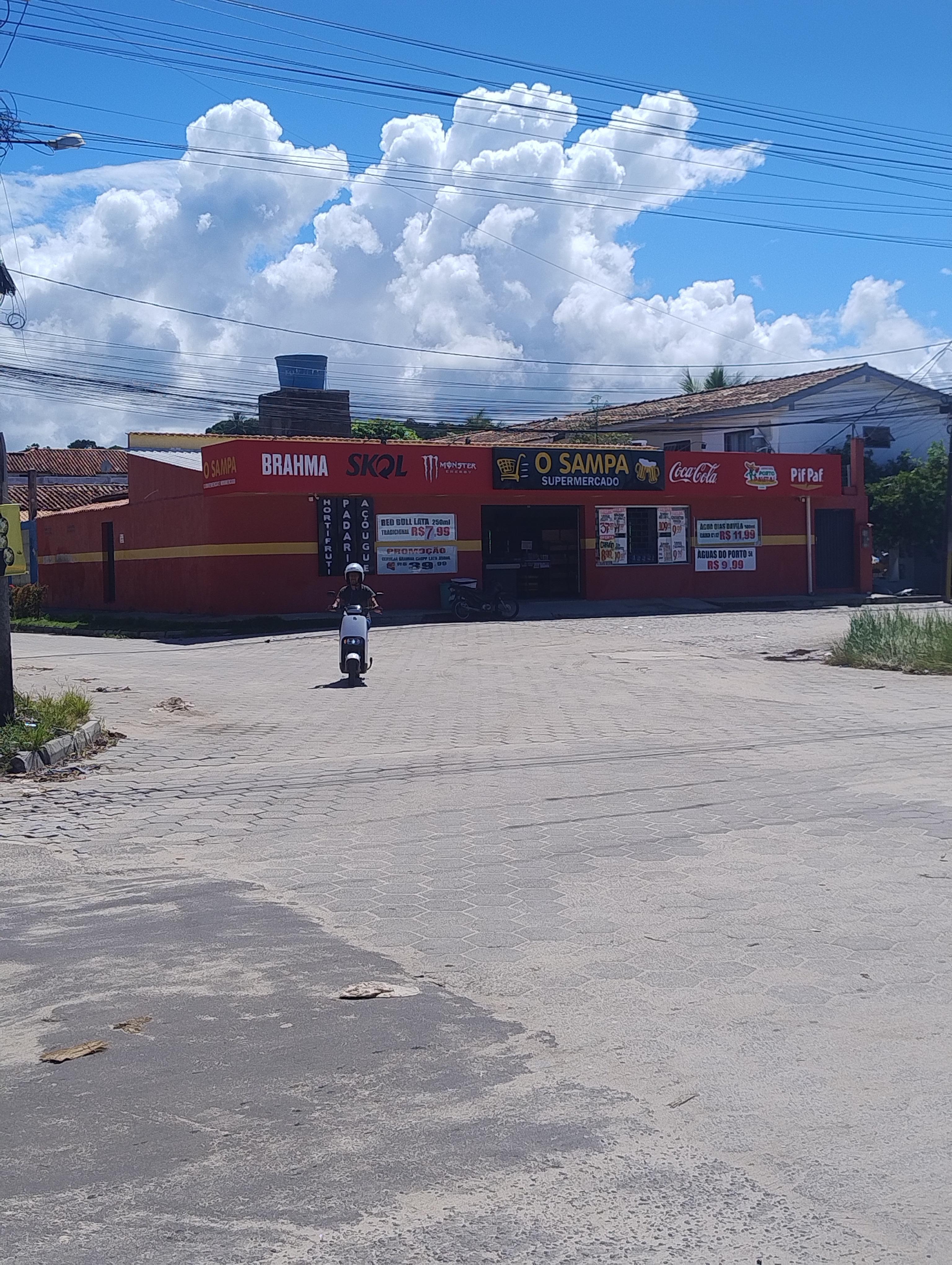 Mercadinho na esquina, e na outra esquina tem mais um 