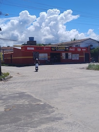 Mercadinho na esquina, e na outra esquina tem mais um