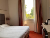 ホテルの部屋。シャワールームに腰掛ける小さな椅子が置いてありとても便利でした。