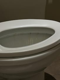 Fue la peor experiencia en este hotel porque mire un anuncio pero no era realidad eso cuarto sucio y baño tenía un mal olor todo el cuarto y les dije en recepción y no les importó aparte es horrible el parqueadero tienes que darles el carro porque no