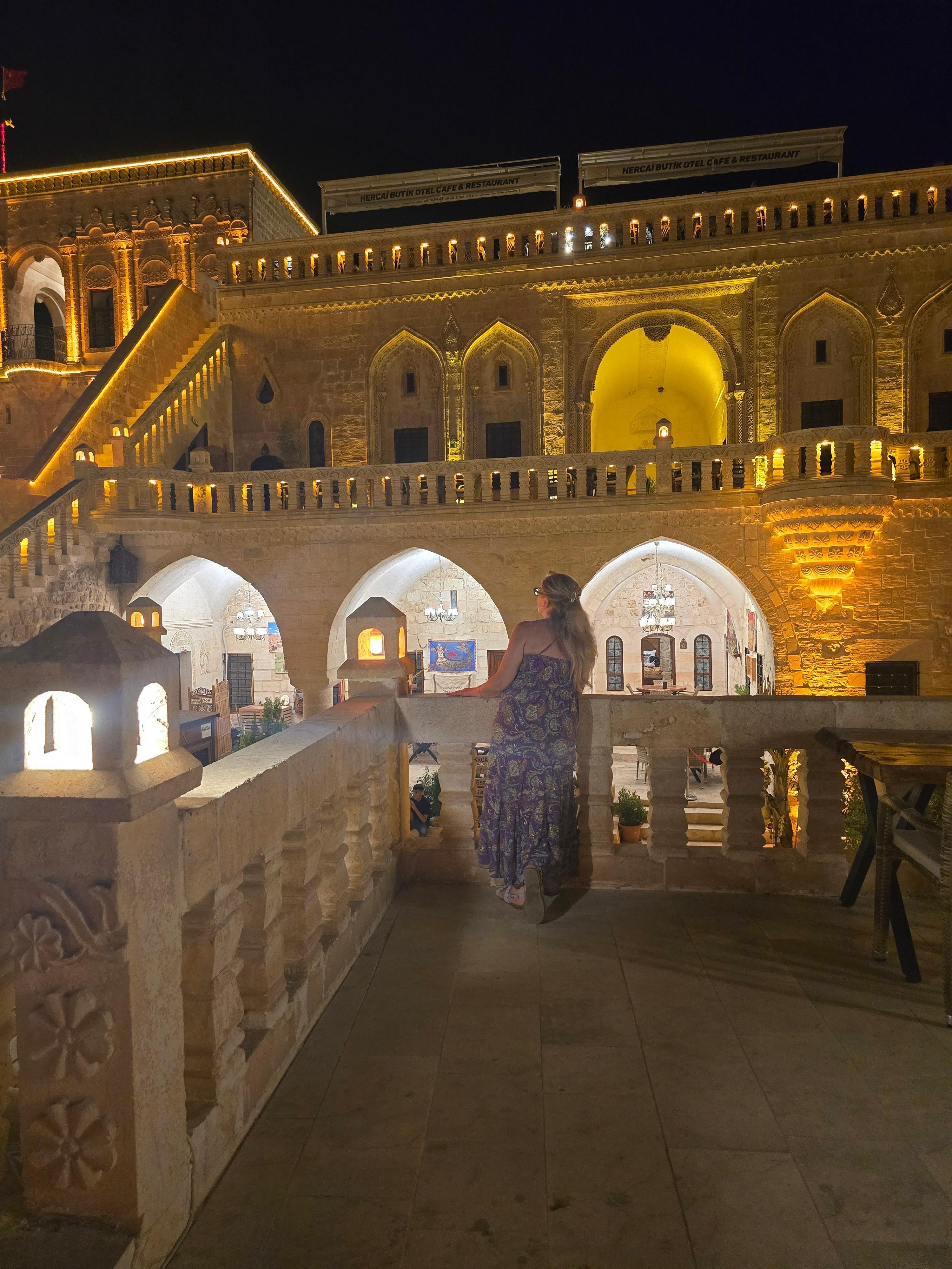 Hotel bellissimo pieno di cultura è stato come vivere una favola personale gentilissimo e sempre li pronto x ogni richiesta e pronti soddisfare, quando li ho salutati mi è sembrato di salutare la famiglia
Hotel che consiglio a tutti