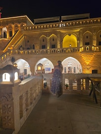 Hotel bellissimo pieno di cultura è stato come vivere una favola personale gentilissimo e sempre li pronto x ogni richiesta e pronti soddisfare, quando li ho salutati mi è sembrato di salutare la famiglia
Hotel che consiglio a tutti