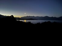 Quiet spot with dramatic views a few steps out of lake Manapouri and amazing starlit sky!