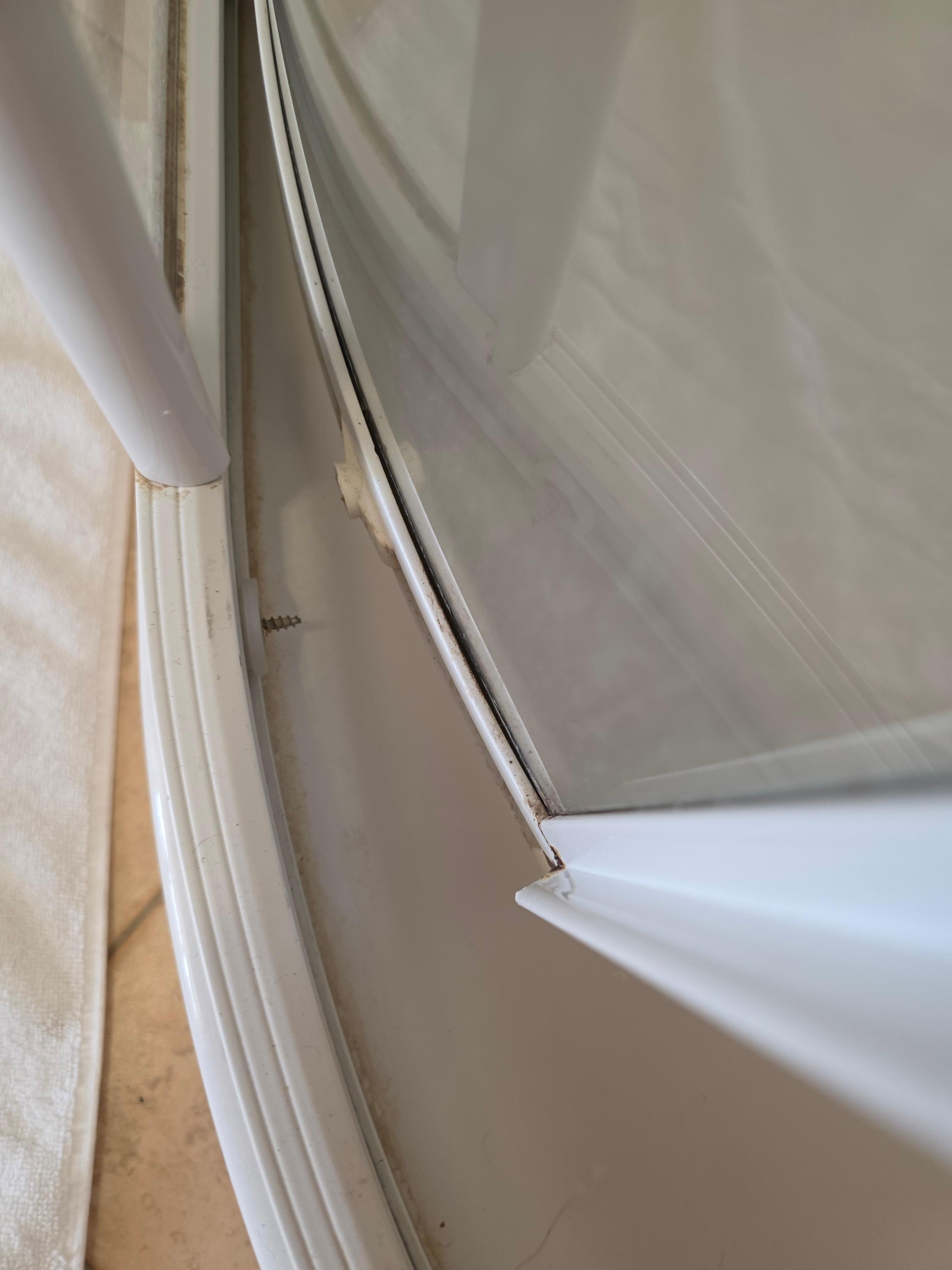 Duschkabine aus den Angeln gebrochen und nicht nutzbar