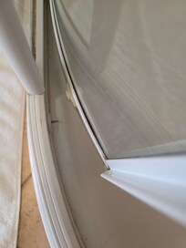 Duschkabine aus den Angeln gebrochen und nicht nutzbar