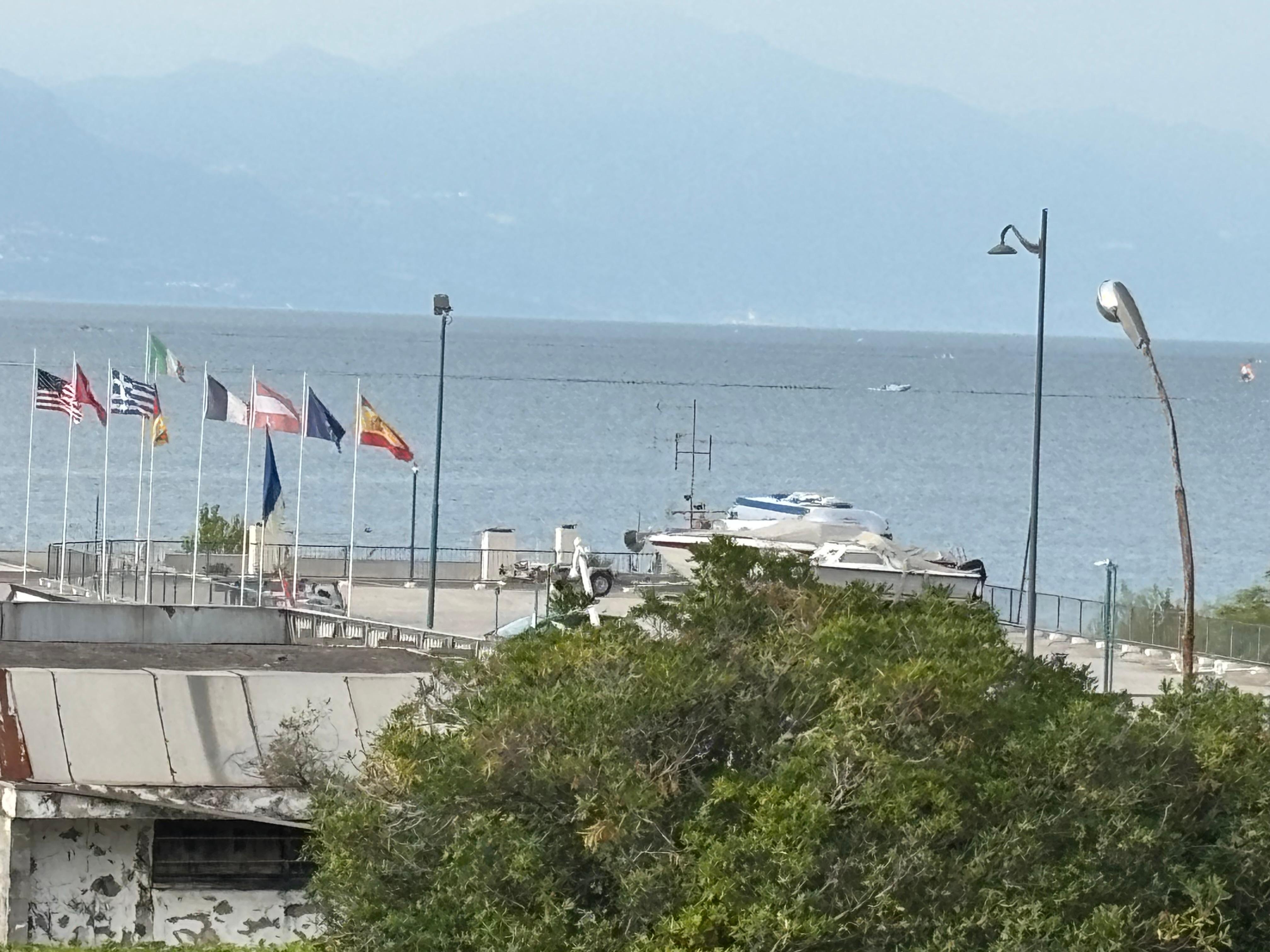 Blick vom Balkon auf den See