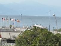 Blick vom Balkon auf den See