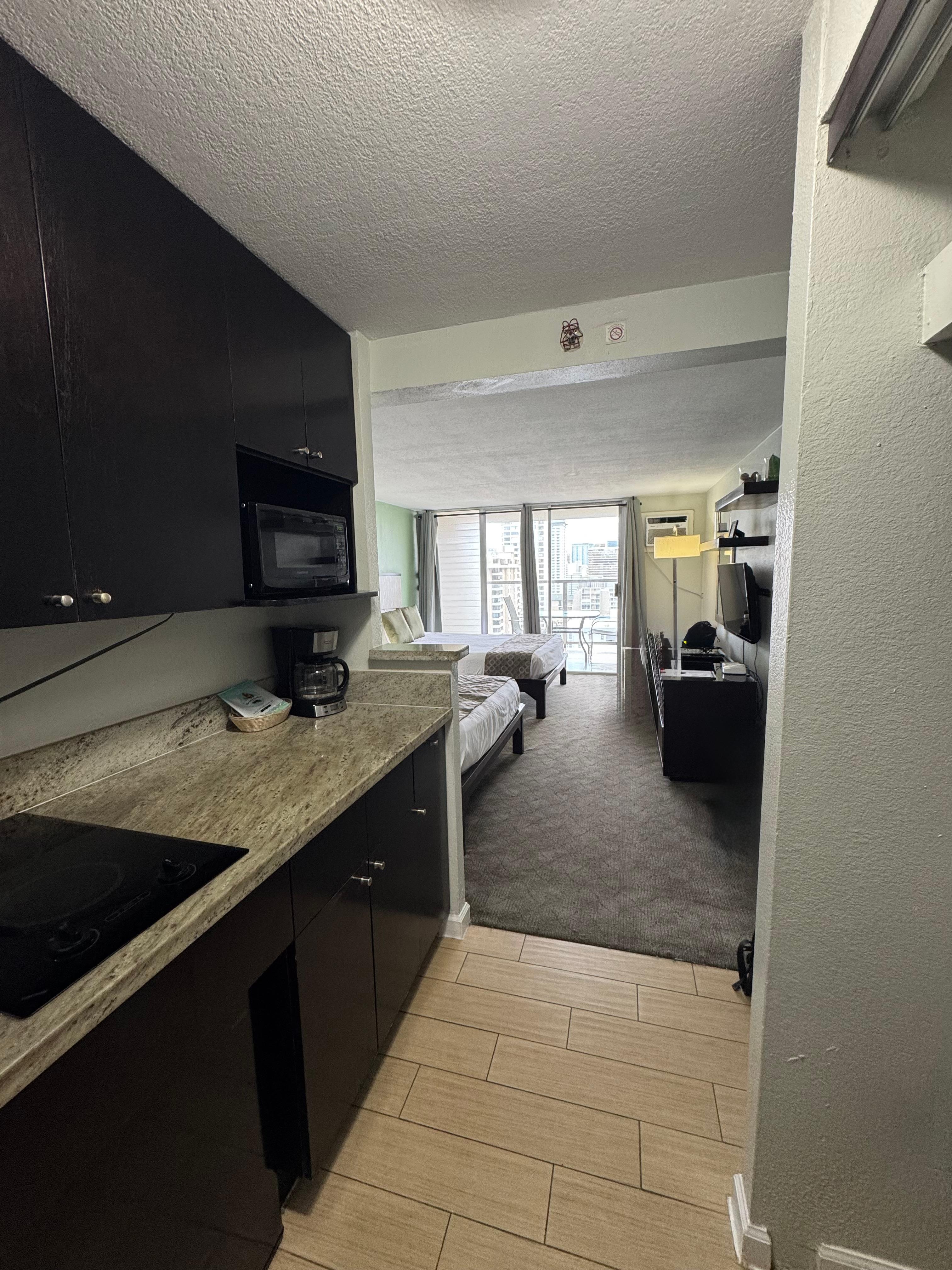 部屋の扉を開けてすぐ
左にキチネット、電子レンジ、小さな冷蔵庫、コーヒーメーカーがあります。
右側には衣装ハンガーとセキュリティー金庫があります。