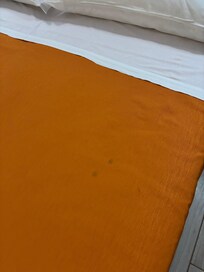 Couverture tachée à plusieurs endroits