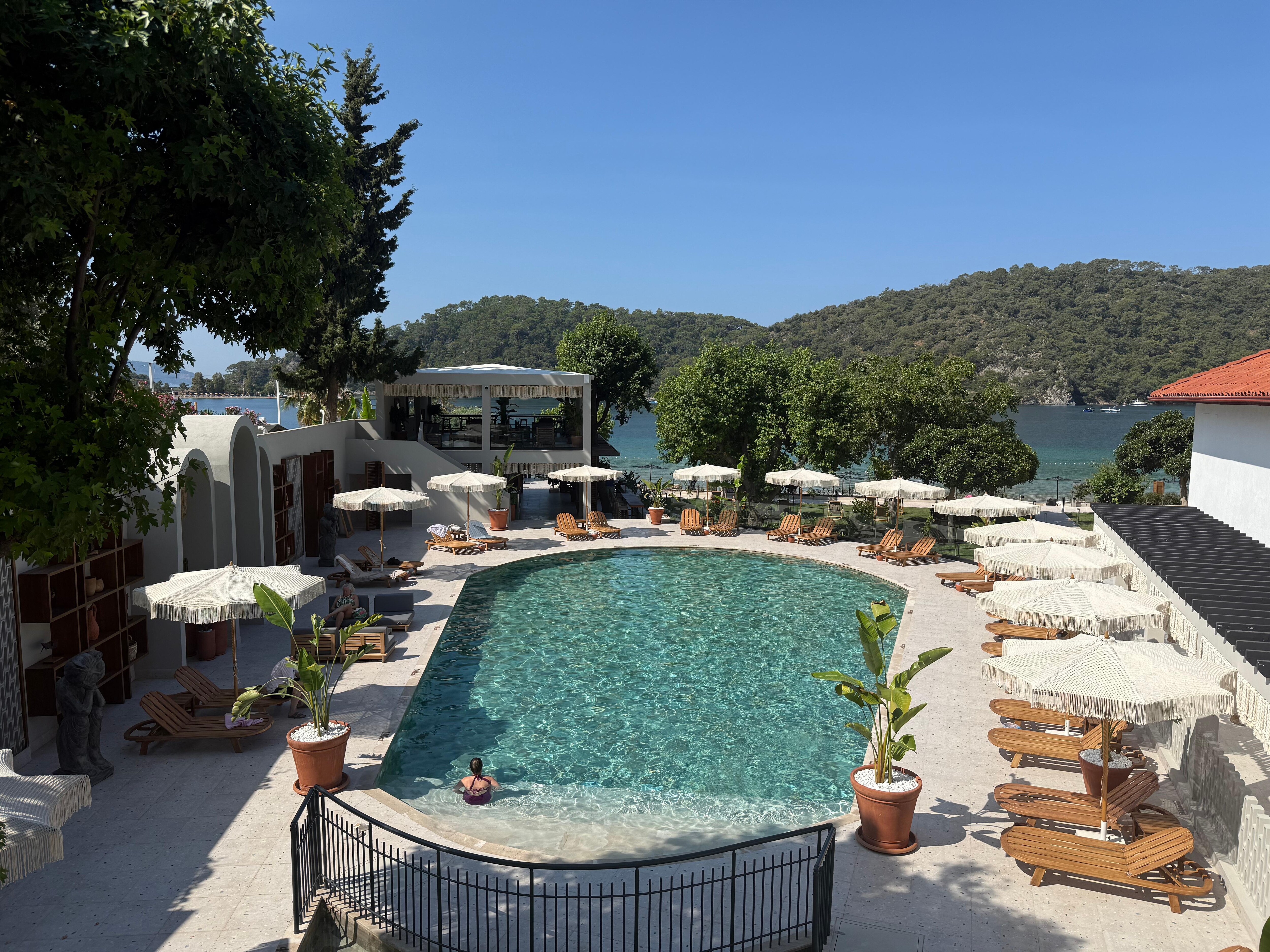 Gorgeous pool - very Arizona vibes