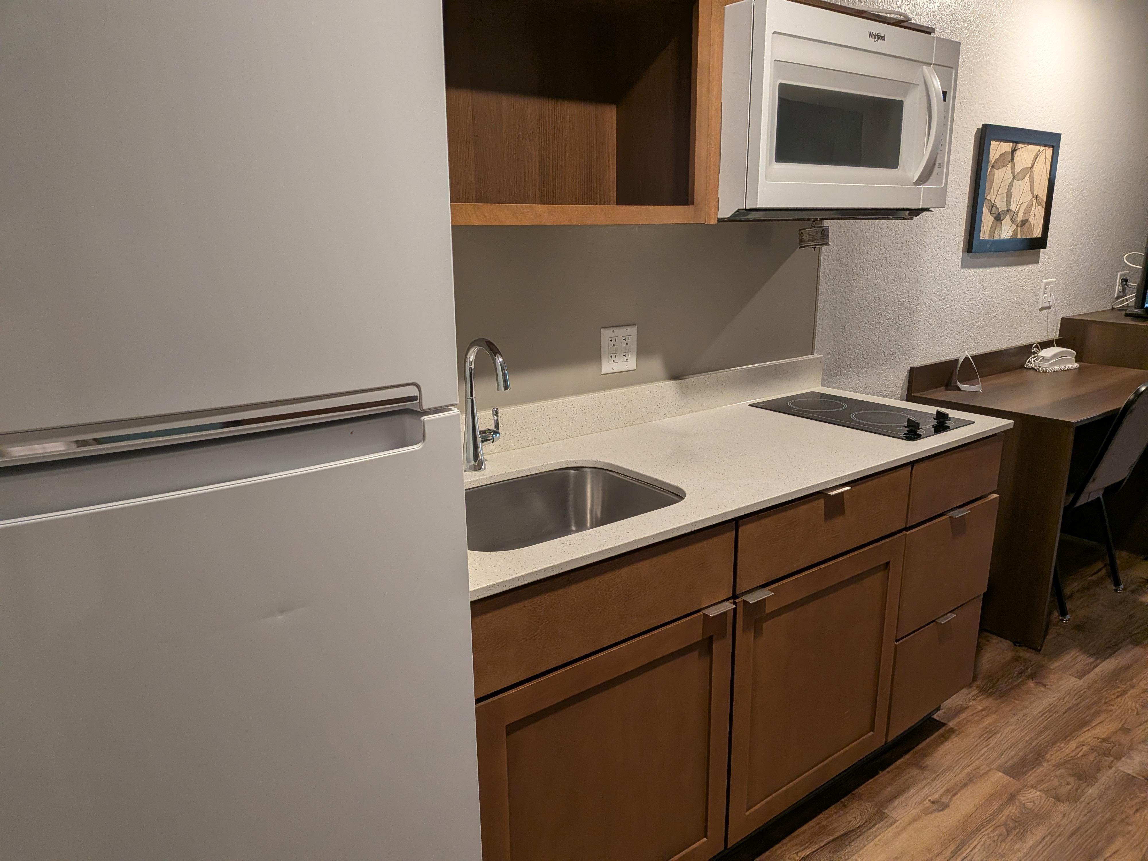 Kitchen. No dishware 