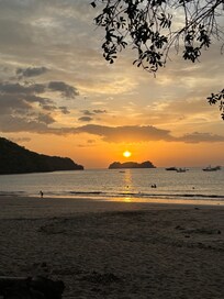 Le coucher de soleil sur la plage de l’hôtel !