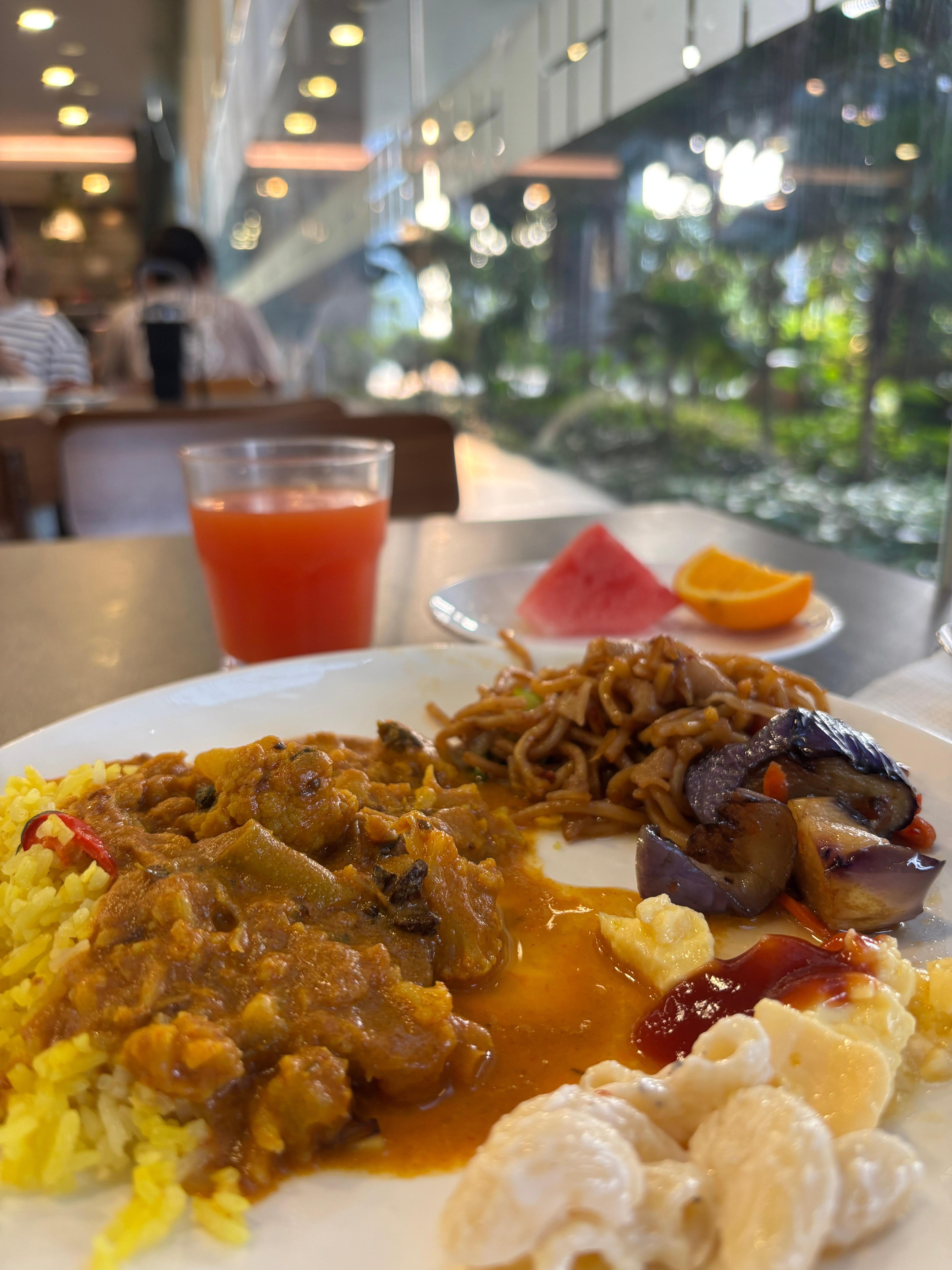ビュッフェです。カレー美味しかった。