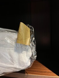 ガムテープがついています