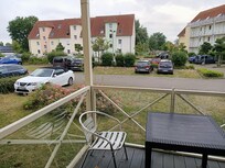 Blick vom Balkon auf den Parkplatz