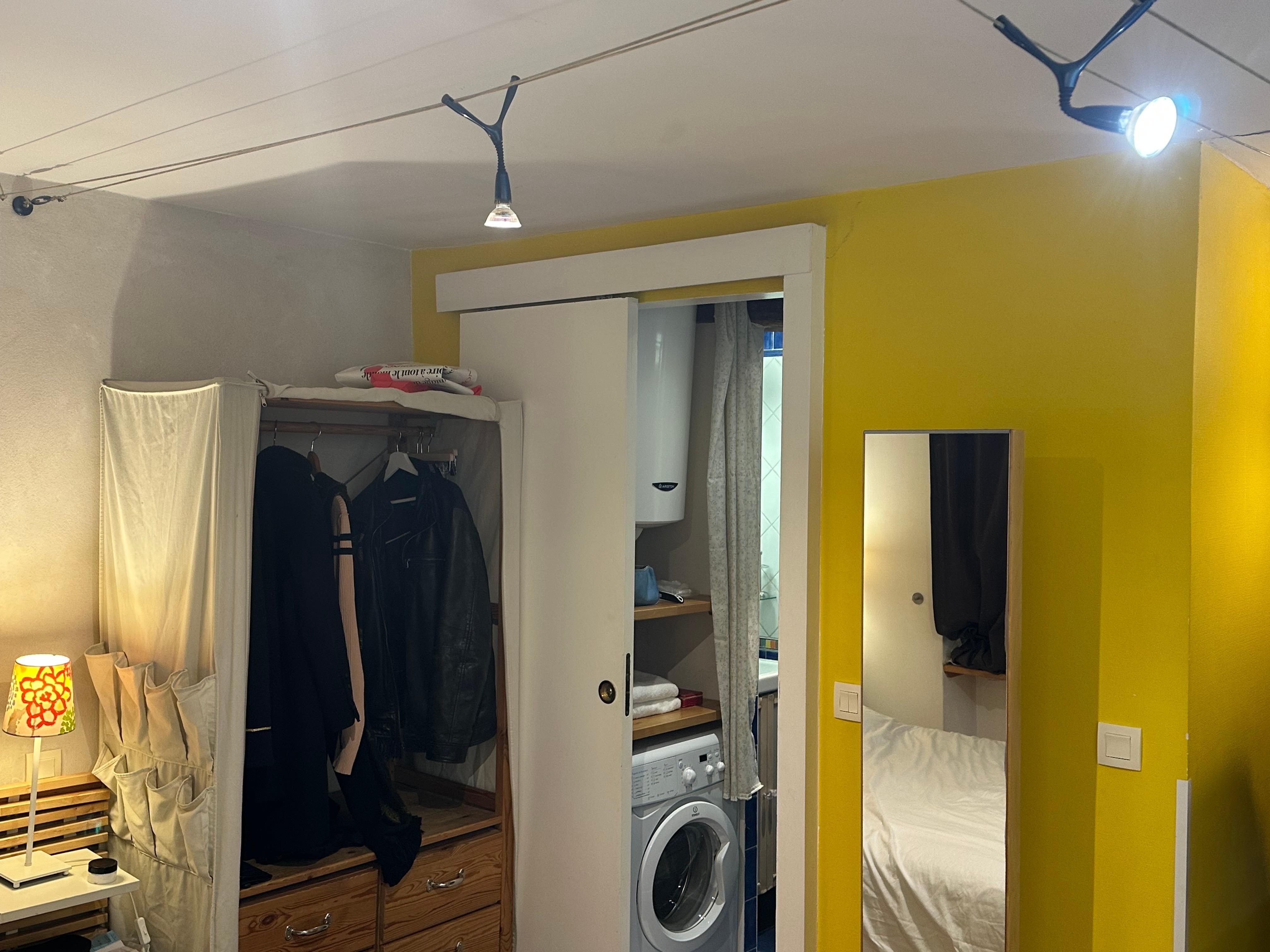 Les Patios du Marais 4. Etage
View to cubbard 
and bathroom