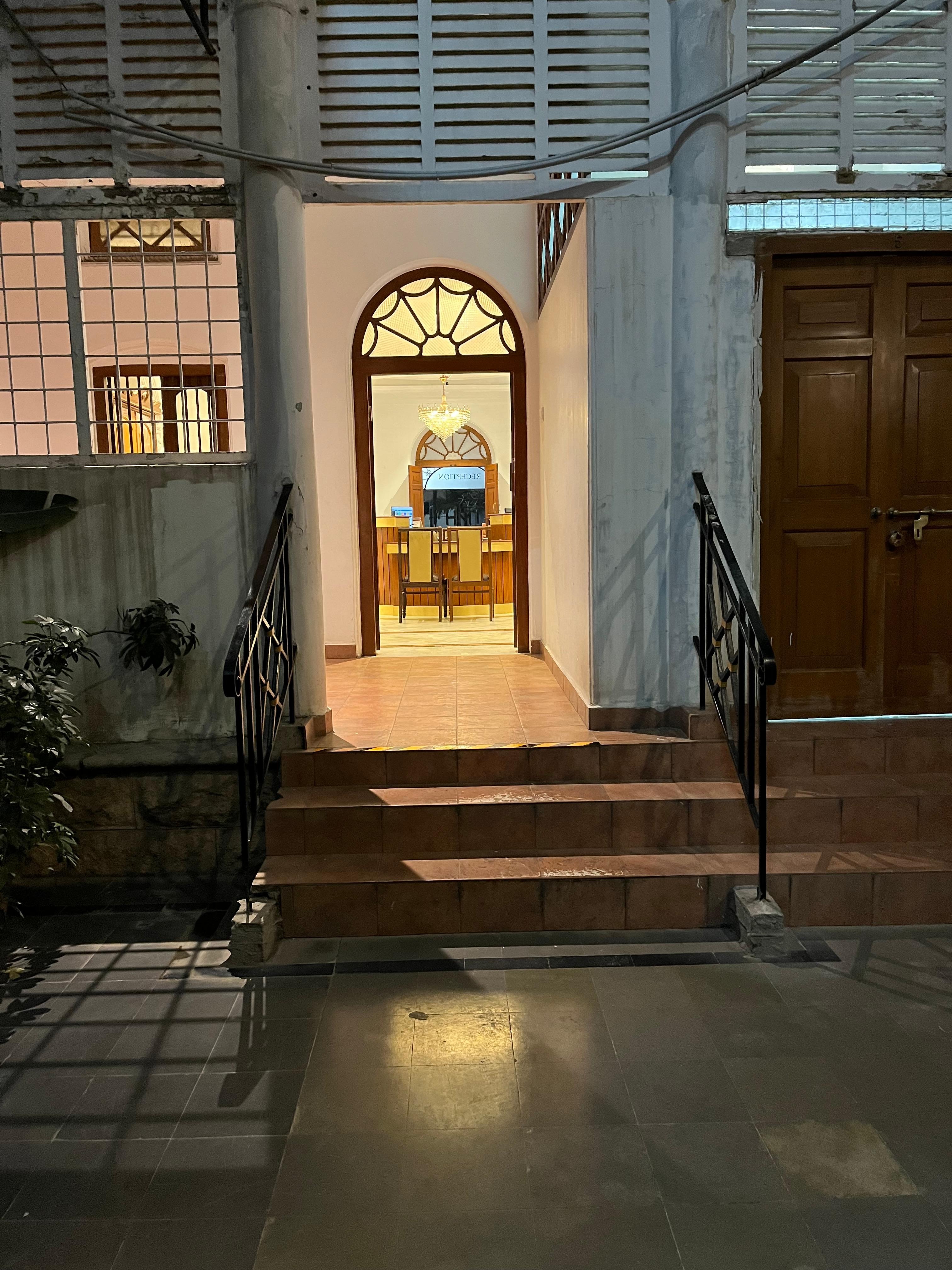 フロントはコンパクトでスタッフも良い。