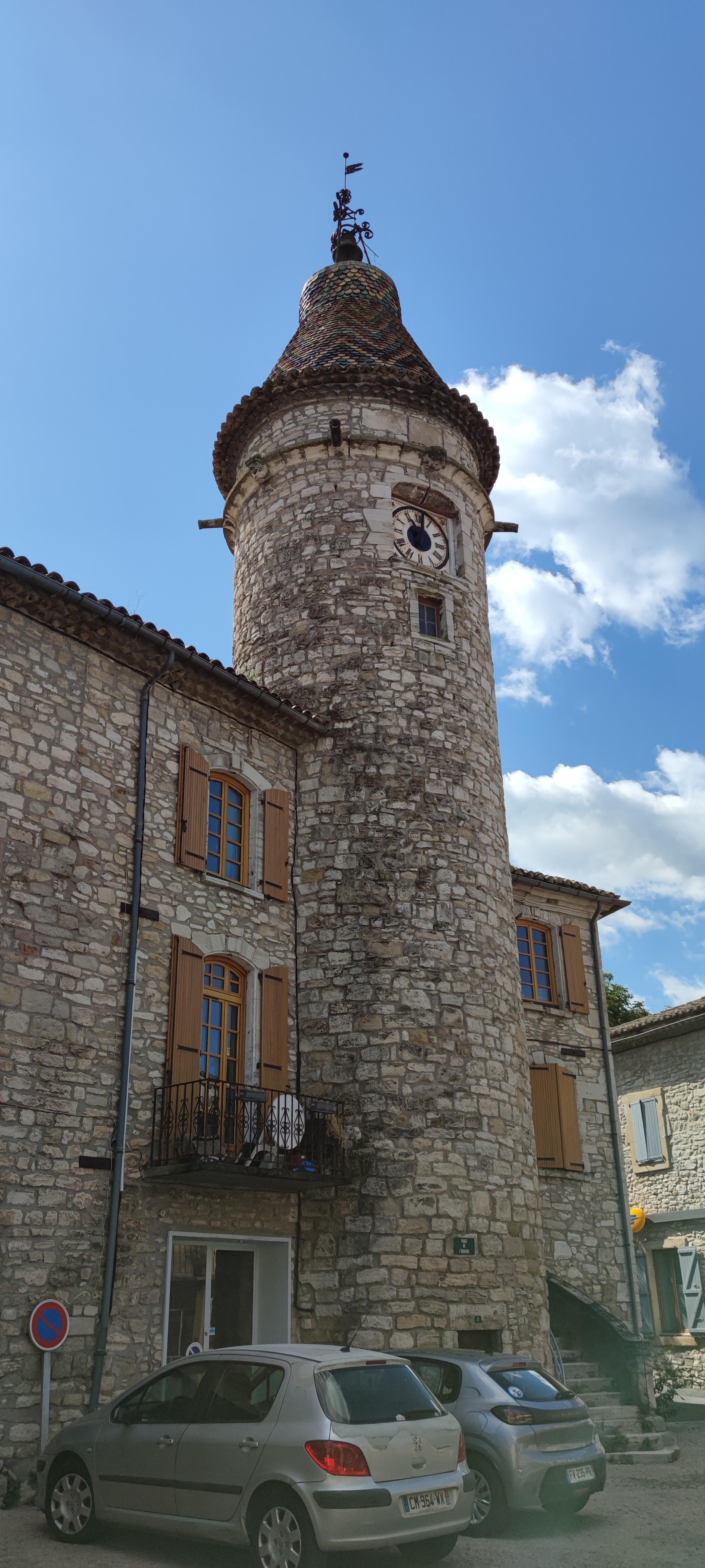 Tour de l'horloge centre du village 
