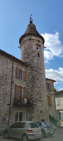 Tour de l'horloge centre du village