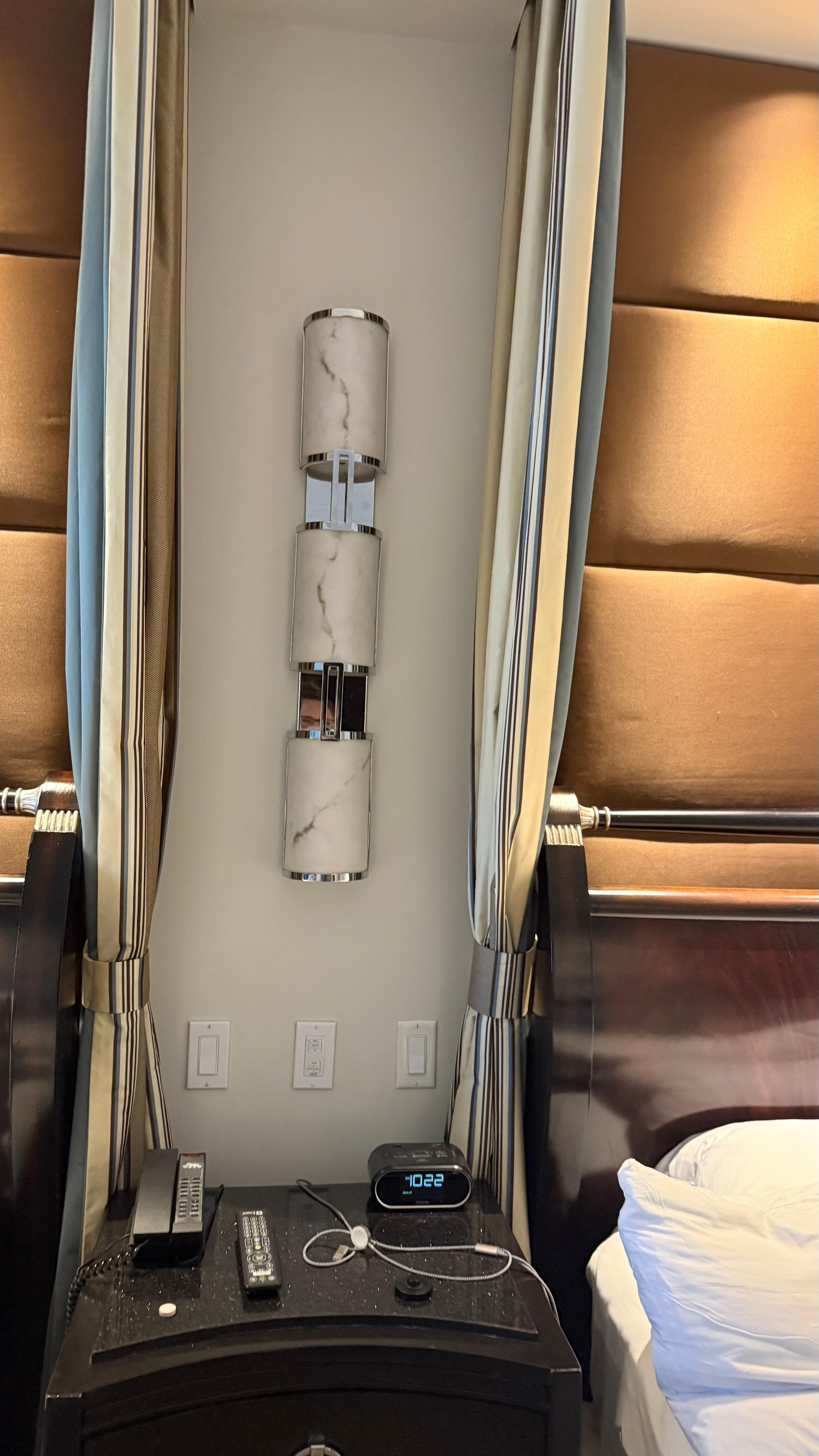 light fixture between the two beds