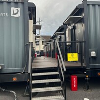 降雨時は床が滑らない工夫がされてましたが、それでも滑りました。