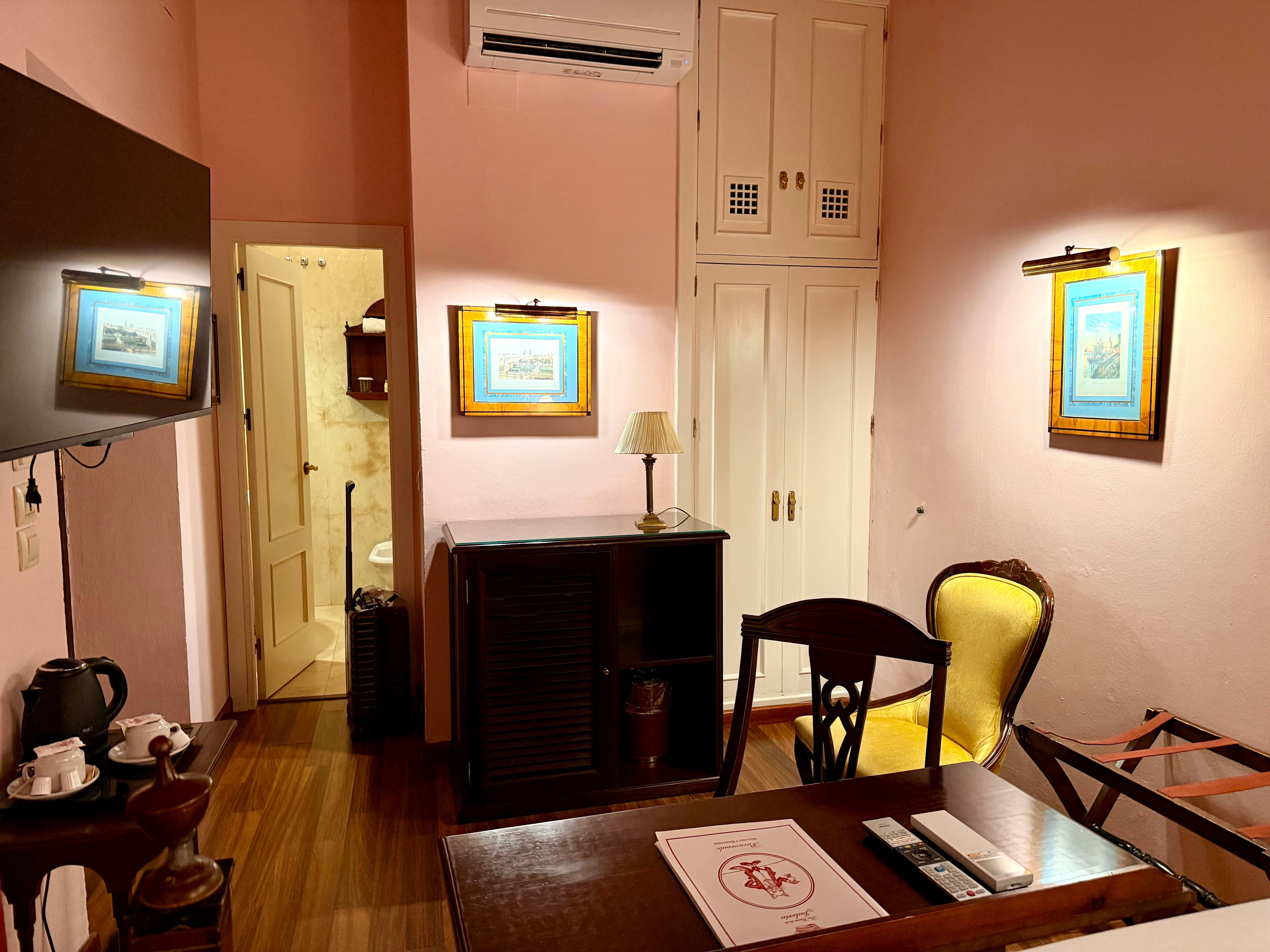 ein schönes, stilvoll eingerichtetes Doppelzimmer 