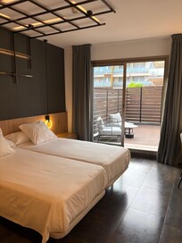 Rum med egen terrass. Rent och fräscht.