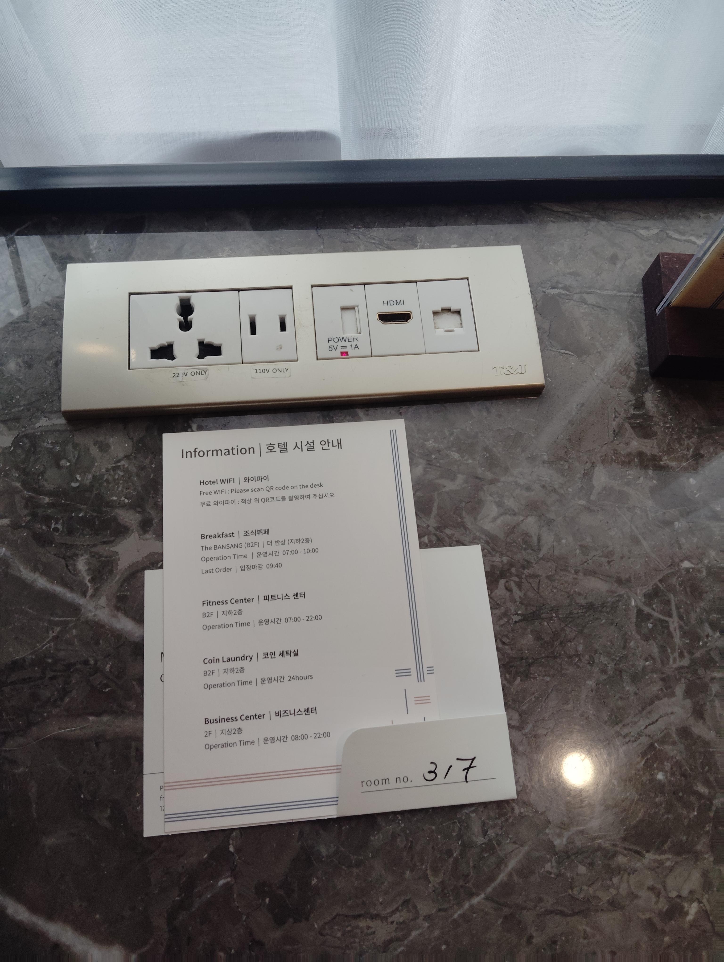 こちらにUSBがさせました。