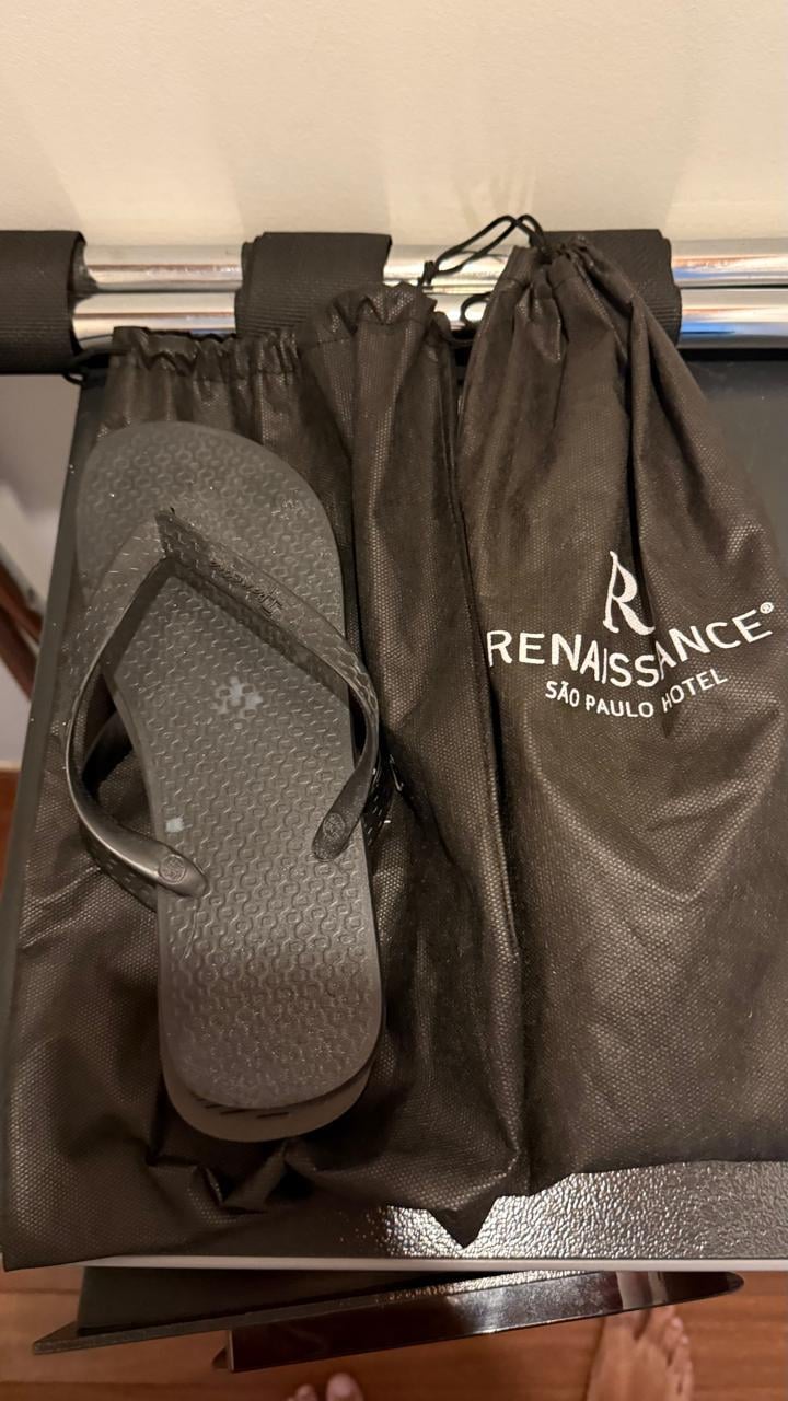 Chinelo sujo e já utilizado.