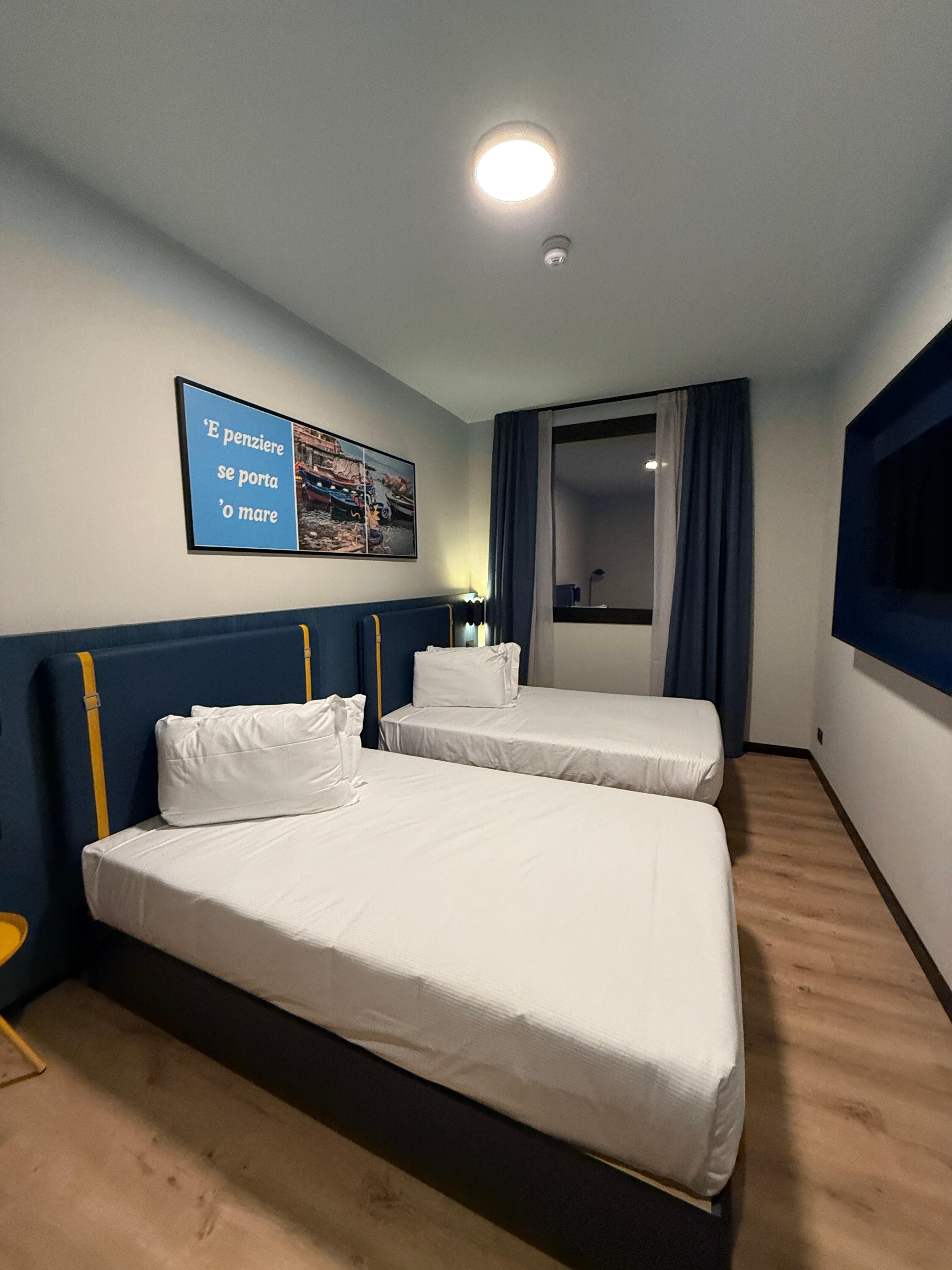 お部屋はスタイリッシュで清潔でした