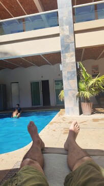 Edificio de tres pisos,
Estacionamiento enfrente,5 cuadras de la playa,a la vuelta de calle principal y terminal de taxis y combis