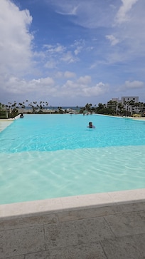 Piscina borda infinita maravilhosa!