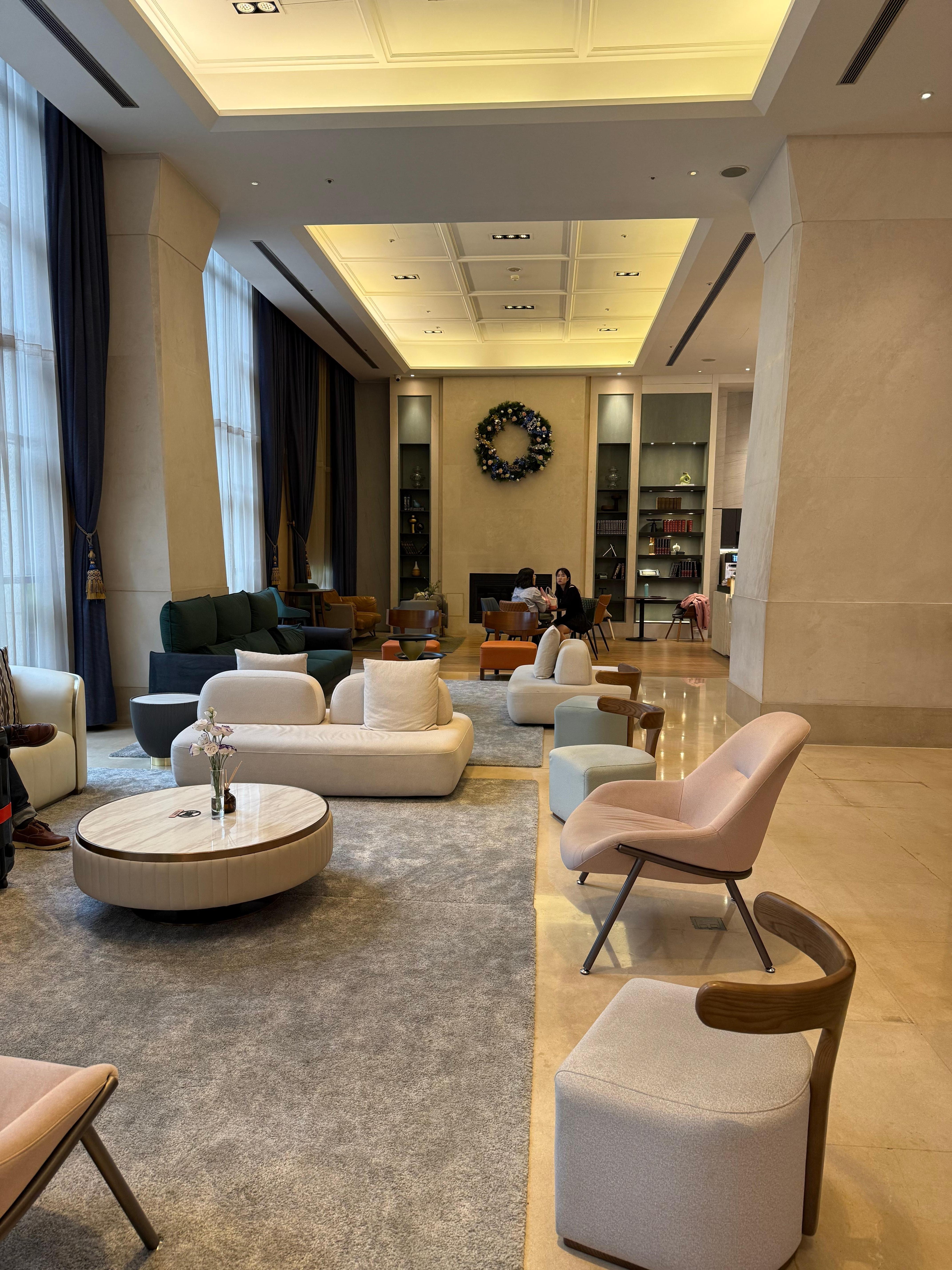 ホテルロビーです。モダンな家具でくつろげます。カフェ併設です。
軽食をここで食べることもできそうでした。今回はご飯無しのプランでした。