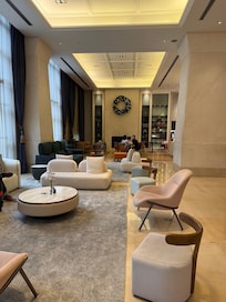 ホテルロビーです。モダンな家具でくつろげます。カフェ併設です。
軽食をここで食べることもできそうでした。今回はご飯無しのプランでした。