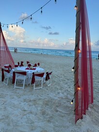 Pude observar servicio de cena en la playa - se veia hemoso
