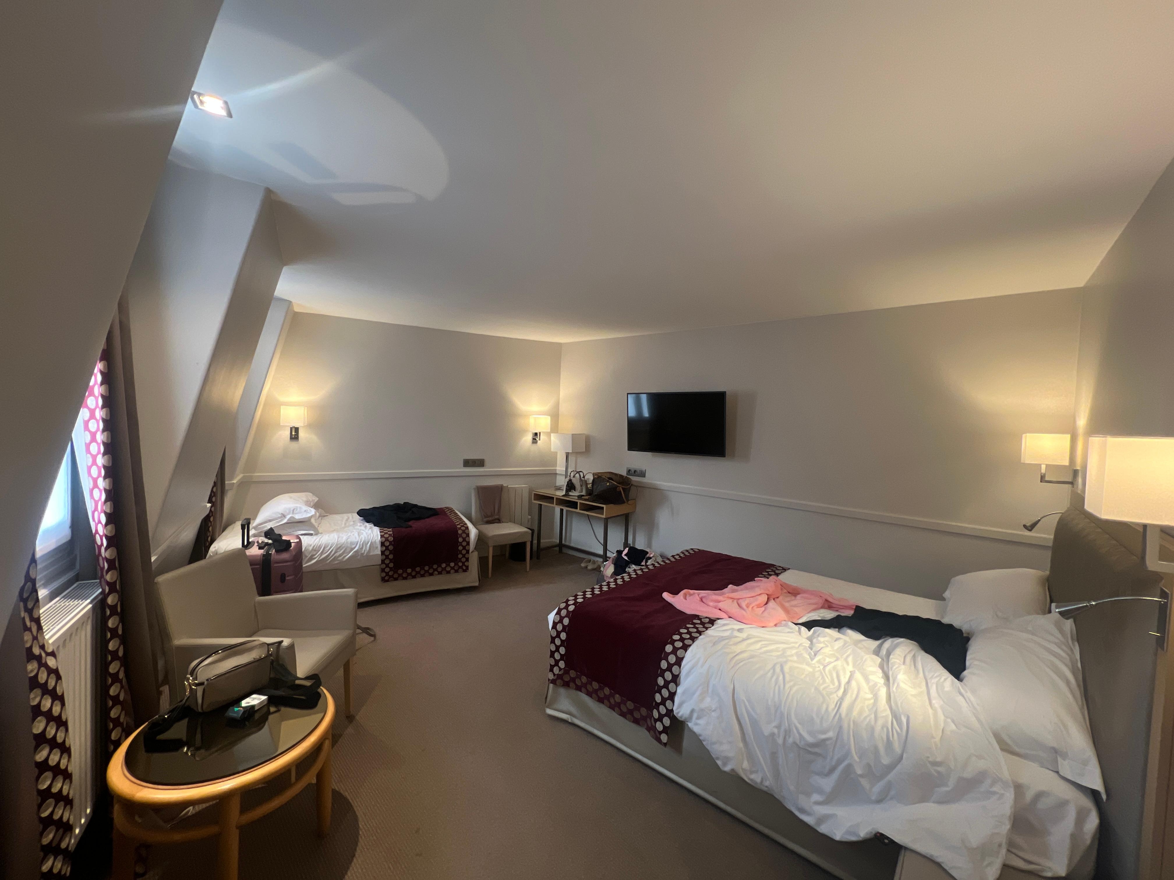 The room we stayed in had perfect accommodations, simple a large spacious bathroom and the beds were very comfortable. The room was very clean, and very quiet/accommodating.