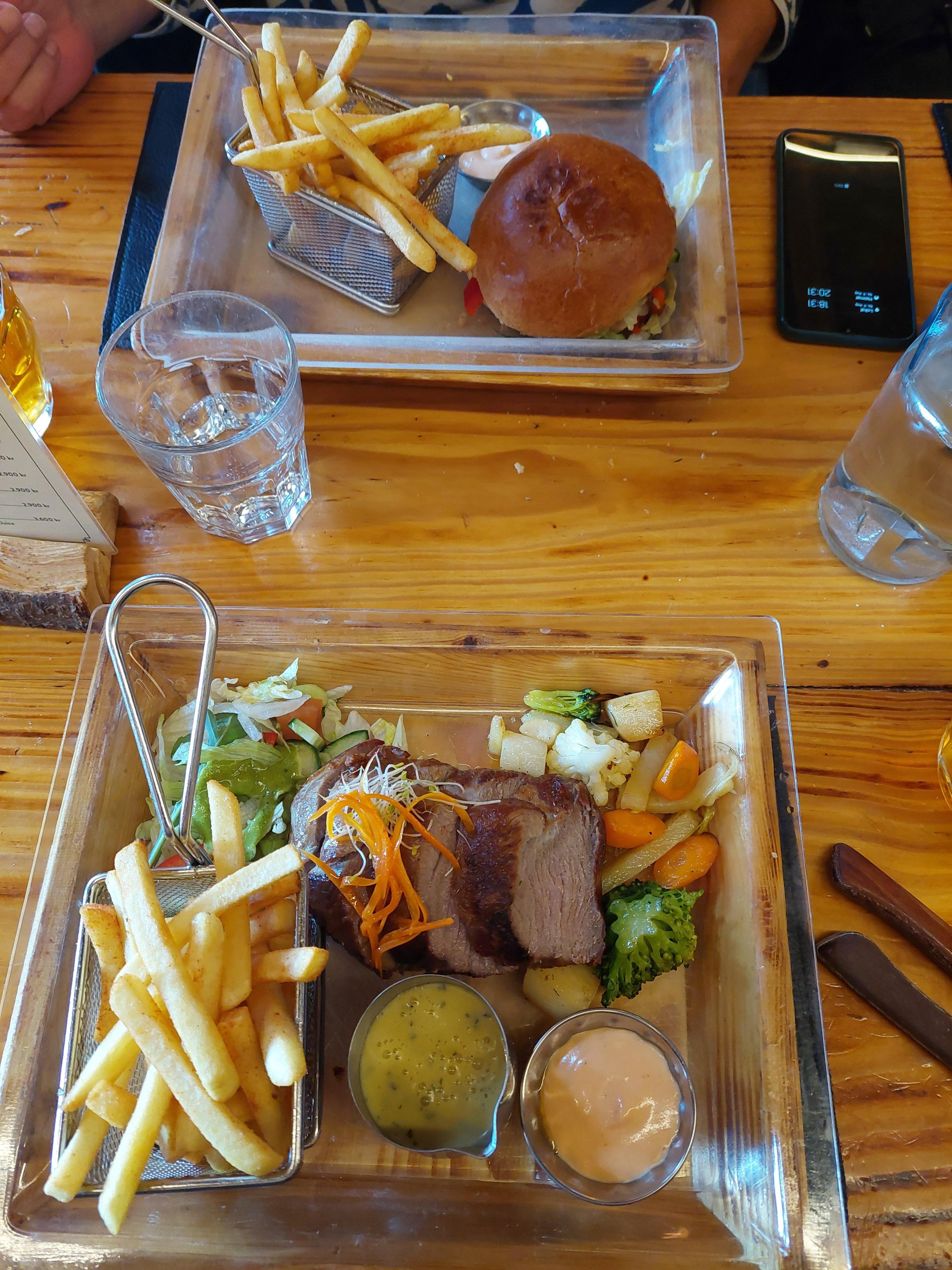 Essen war sehr gut, es gab eine gute Auswahl, die Bedienungen waren sehr höflich und schnell