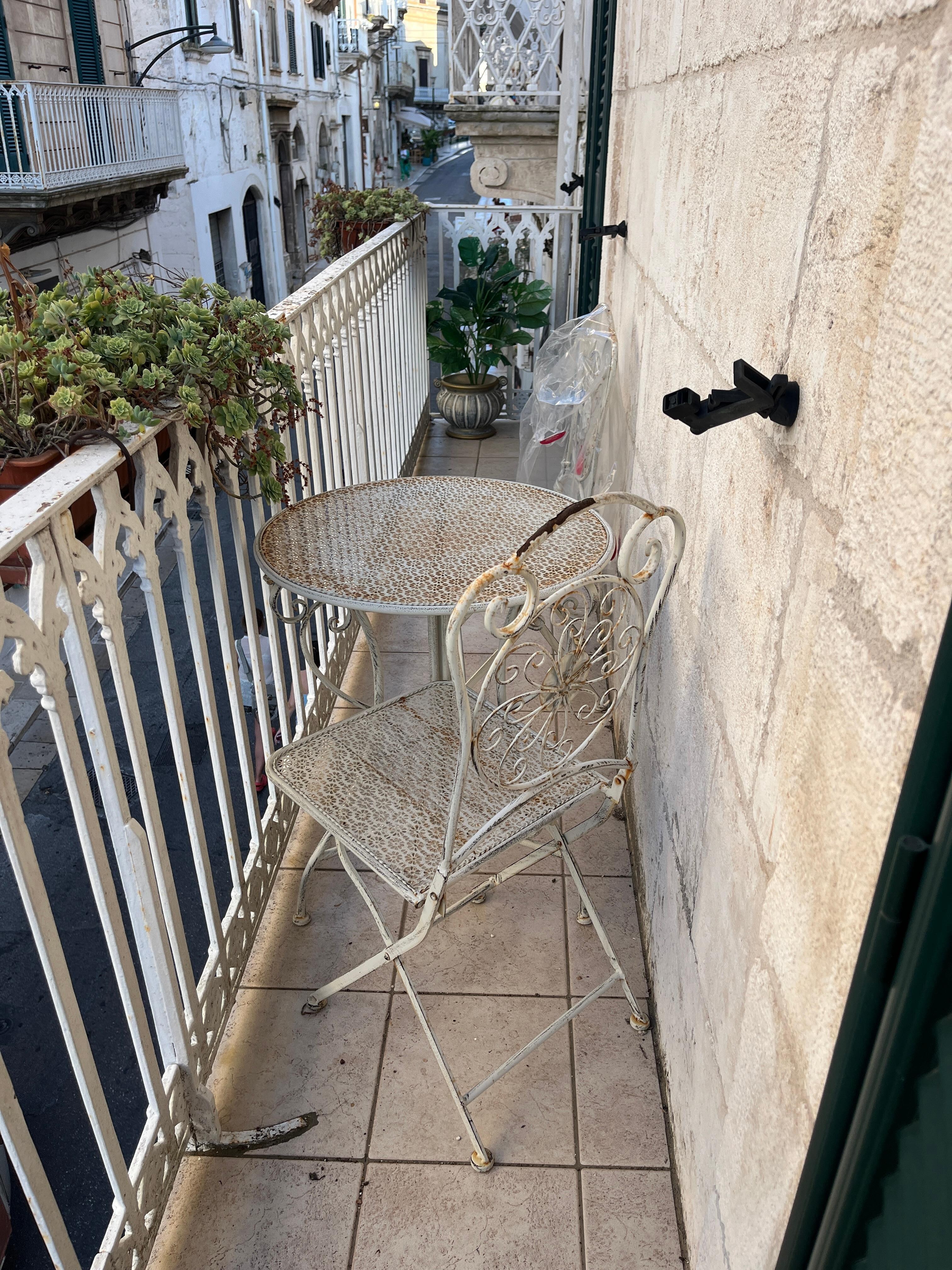 Le magnifique balcon
que personne n'utilise
(pas nettoyé et chaise rouillée)
