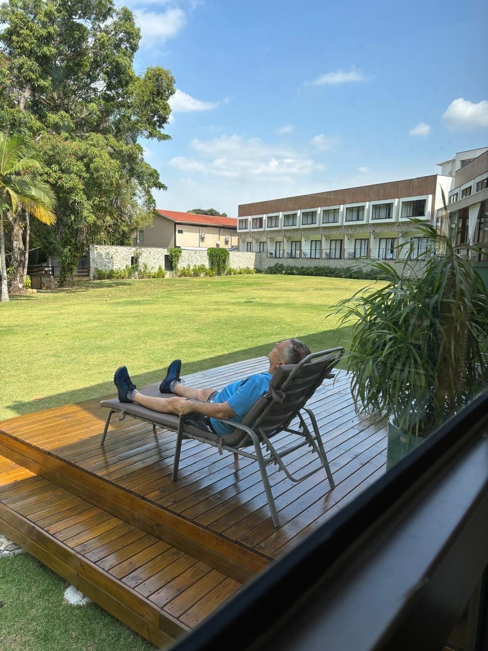 Saída da piscina aquecida para o gramado