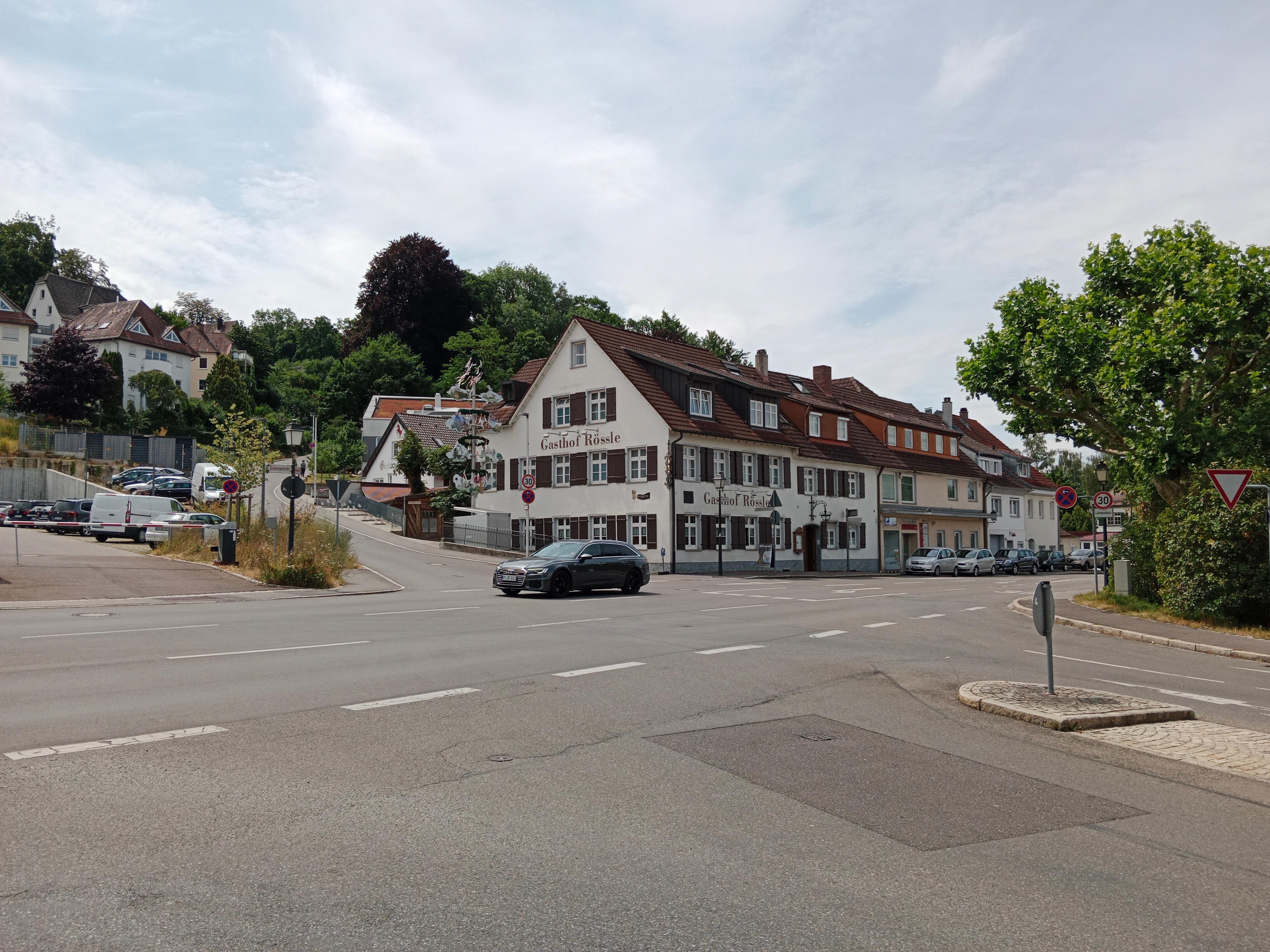 la photo sur le site, qui laisse deviner un cadre bucolique, ne correspond pas du tout à la réalité ; carrefour de routes fréquentées jour et nuit