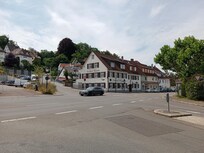 la photo sur le site, qui laisse deviner un cadre bucolique, ne correspond pas du tout à la réalité ; carrefour de routes fréquentées jour et nuit