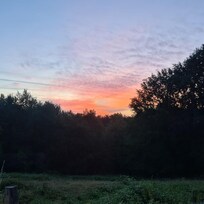 Midden op het platteland met mooie zonsondergangen en sterrenhemel.