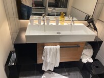 能放化妝品的空間非常少,物品常從邊緣細縫滾落,很難撿,很困擾。